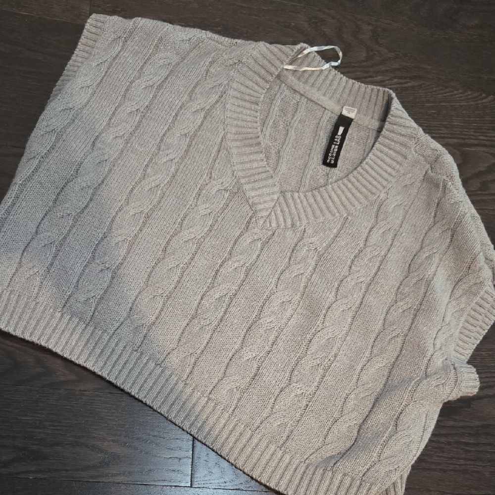 Design Lab Lord & Taylor Gray V-Neck Sweater Cable Knit